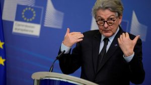 «Μακαρθισμός 2.0; Ο Μπρετόν αποκαλύπτει τα επικίνδυνα σχέδια πίσω από τις κυρώσεις των ΗΠΑ!»