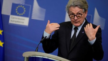 «Μακαρθισμός 2.0; Ο Μπρετόν αποκαλύπτει τα επικίνδυνα σχέδια πίσω από τις κυρώσεις των ΗΠΑ!»