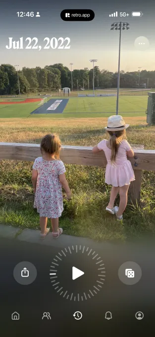 Το Retro, μια εφαρμογή κοινής χρήσης φωτογραφιών για φίλους, σας επιτρέπει να «ταξιδεύετε στο χρόνο» στο ρολό της φωτογραφικής μηχανής σας Το Retro, μια εφαρμογή κοινής χρήσης φωτογραφιών για φίλους, σας επιτρέπει να «ταξιδεύετε στο χρόνο» στο ρολό της φωτογραφικής μηχανής σας