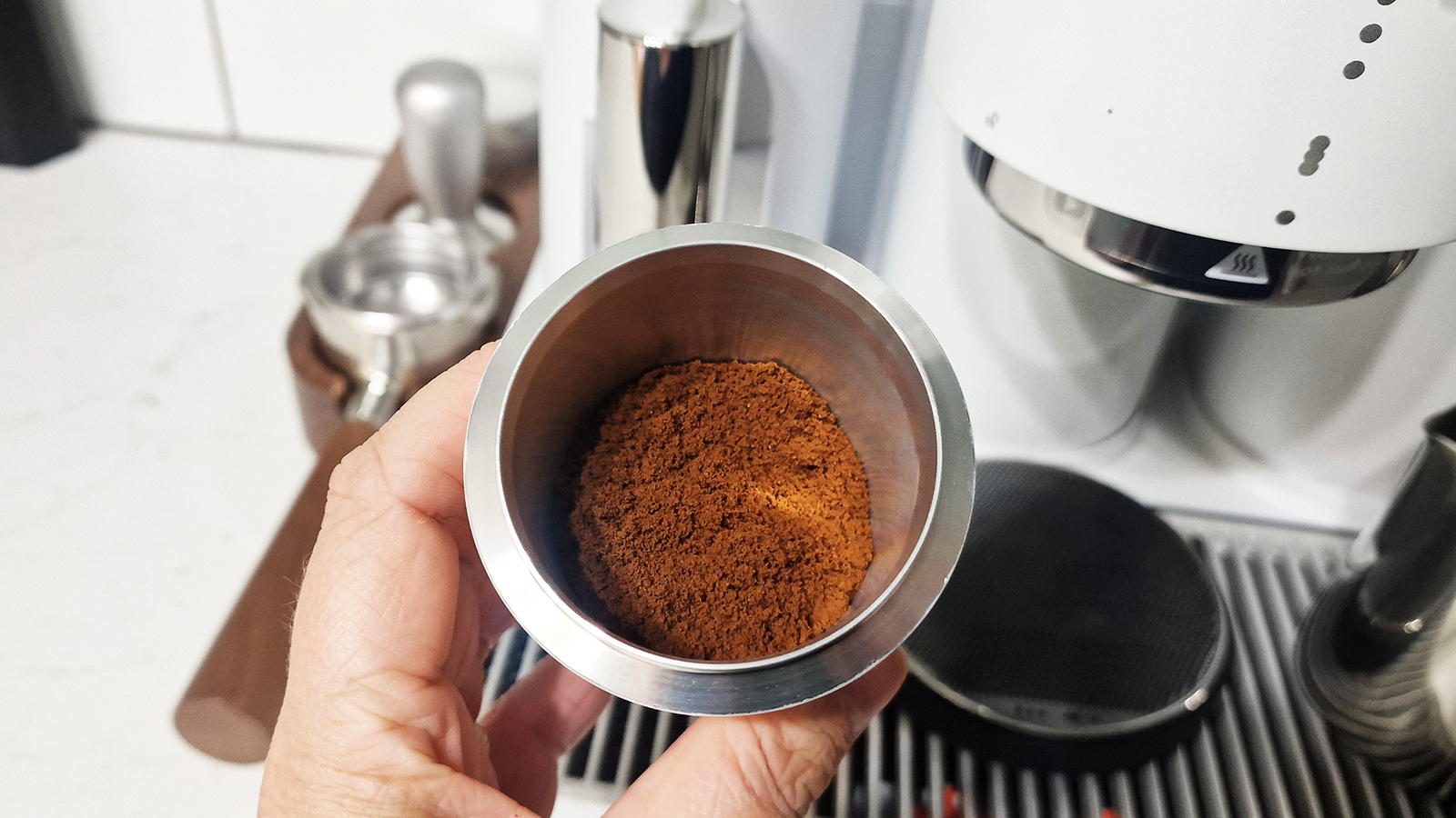 Αλεσμένος καφές στην μηχανή espresso Meraki