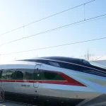 Απίστευτο: Το Τραίνο που Επιταχύνει από 0 σε 700 χλμ/ώρα σε Μόλις 2 Δευτερόλεπτα - Μάθετε Πώς!