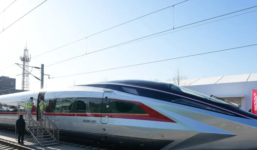 Απίστευτο: Το Τραίνο που Επιταχύνει από 0 σε 700 χλμ/ώρα σε Μόλις 2 Δευτερόλεπτα - Μάθετε Πώς!