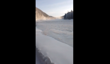 «Απίστευτο! Σπάνιο «τσουνάμι πάγου» καταστρέφει ποταμό στη Σιβηρία – Δείτε τις σοκαριστικές εικόνες!»