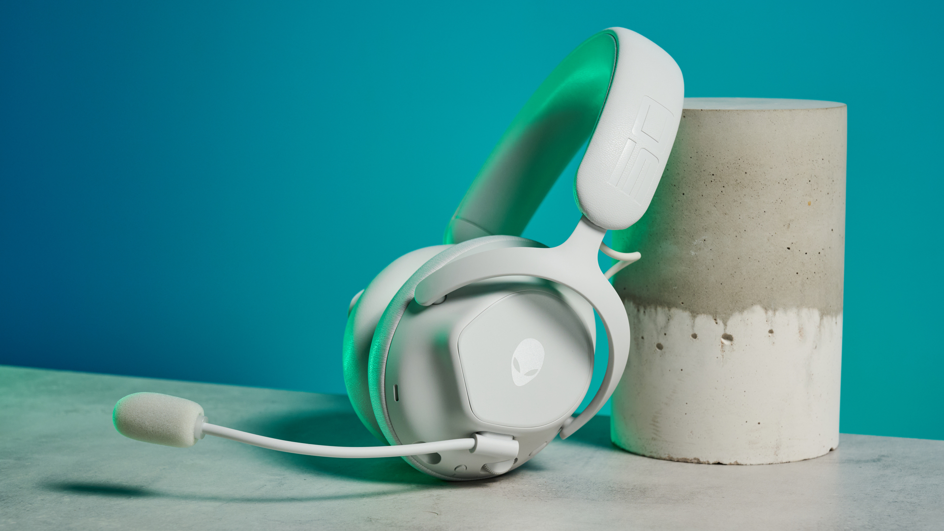 Ανακαλύψτε το Alienware Pro Wireless Gaming Headset: Το πιο Άνετο Αυτί για Gaming που Έχετε Δοκιμάσει Ποτέ! A lunar light white Alienware Pro Wireless Gaming Headset