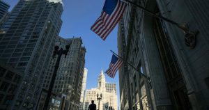 «Συναρπαστική Ίντριγκα: Ο Ντόναλντ Τραμπ Απαντά με 'Μπλοκάρισμα' σε πρώην Επίτροπο και Φωτεινούς Ακτιβιστές!»