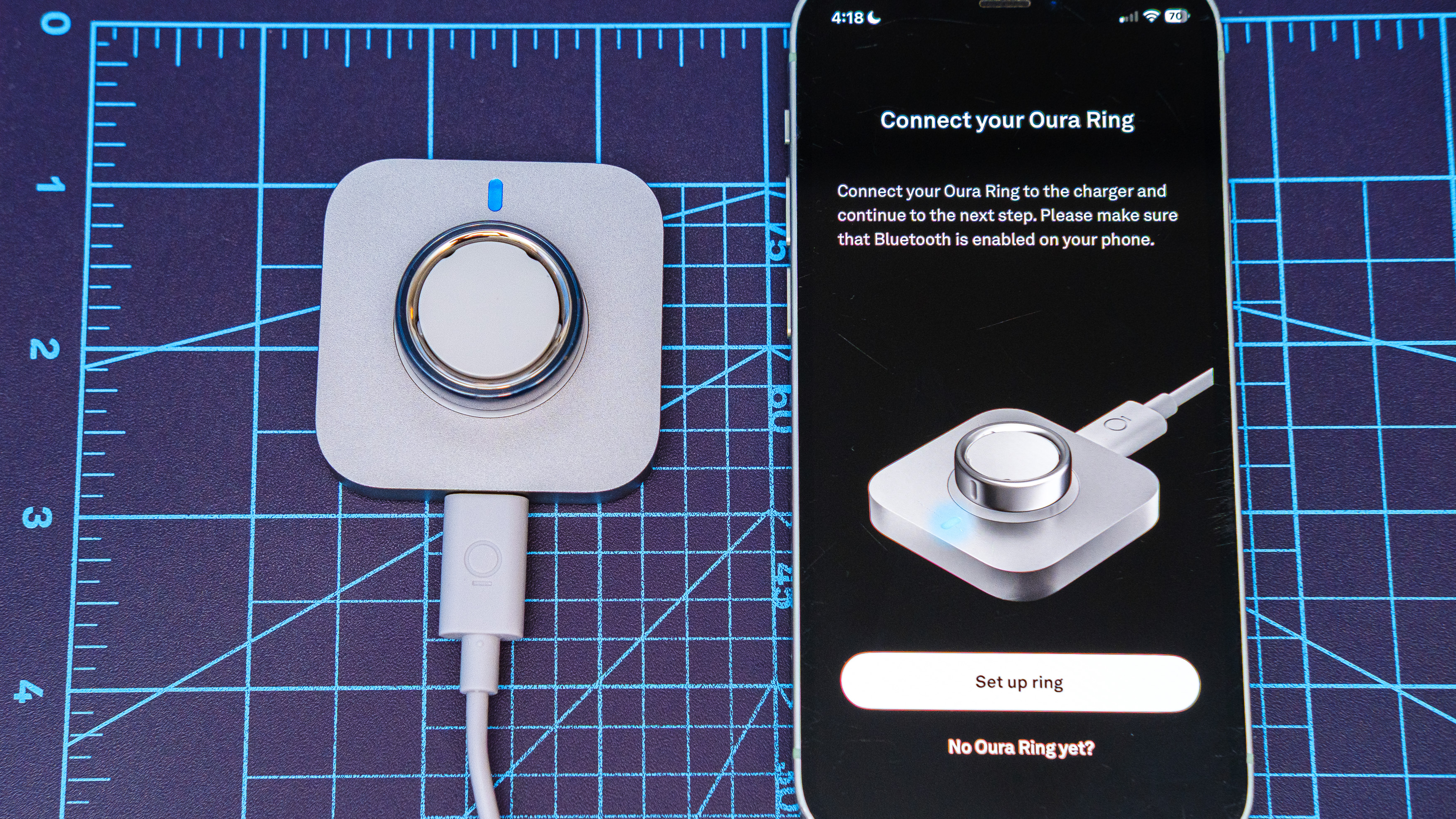 Oura Ring 4 Κεραμικό κοντινό πλάνο που δείχνει τη διαδικασία εγκατάστασης και σύζευξης χρησιμοποιώντας ένα iPhone