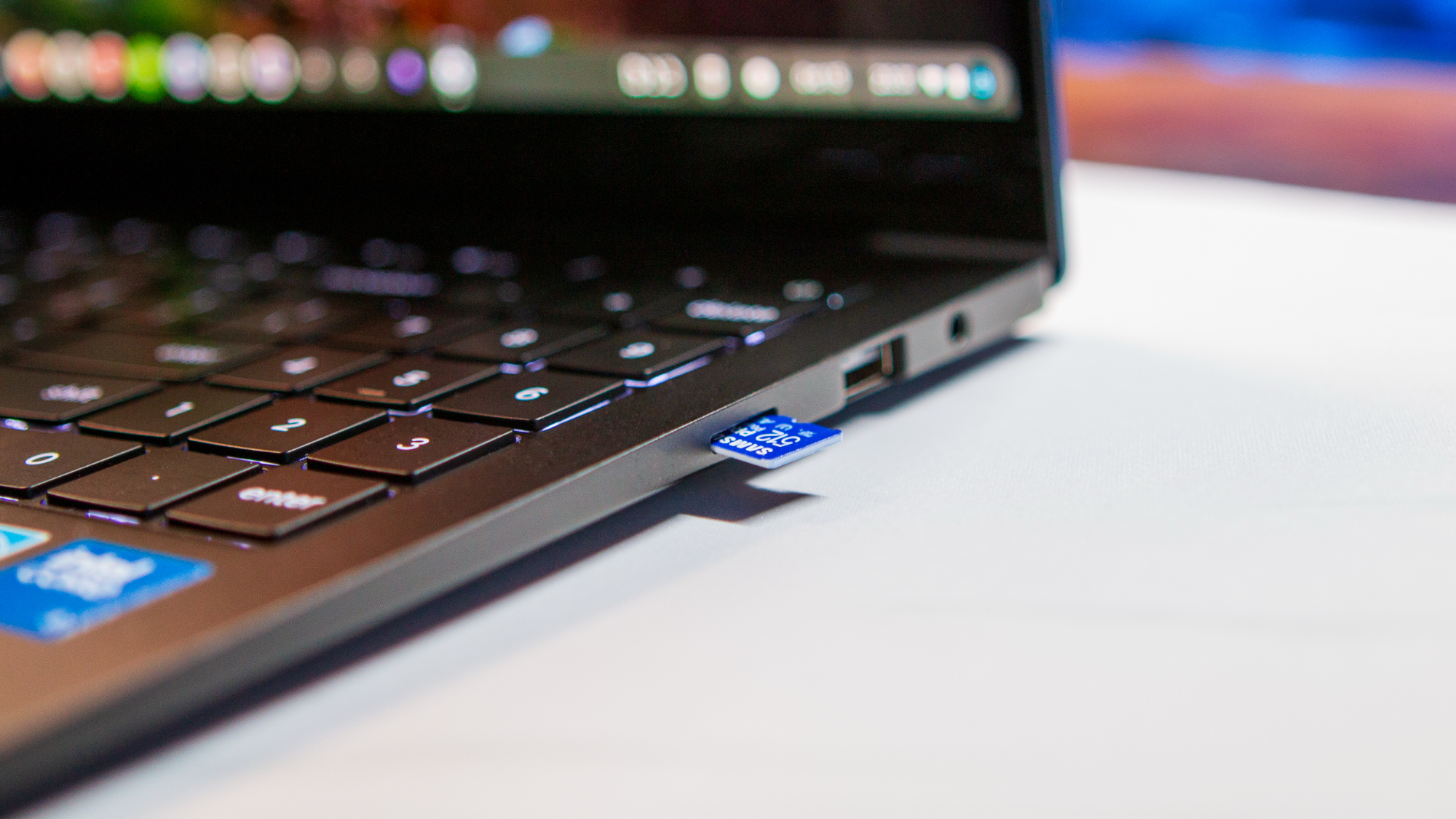 Κάρτα microSD που προεξέχει από το Samsung Galaxy Chromebook Plus