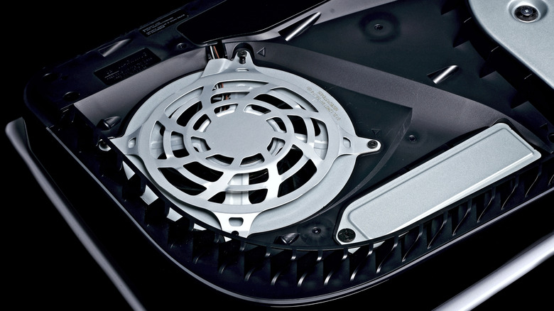 Απεικονίζεται ο εκτεθειμένος ανεμιστήρας του PlayStation 5 που είναι τοποθετημένος σε μια επιφάνεια.