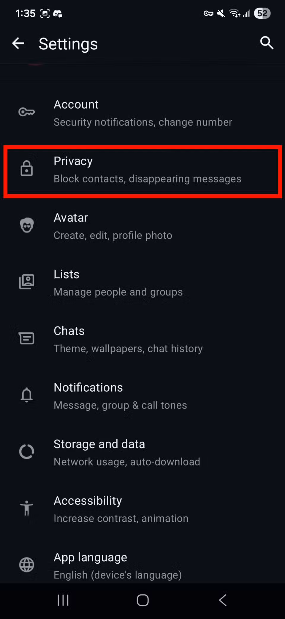 Πώς να μάθετε αν κάποιος διαβάζει τα μηνύματα κειμένου σας στο Android Κόκκινο ορθογώνιο περίγραμμα που επισημαίνει την επιλογή Απόρρητο στις ρυθμίσεις του WhatsApp