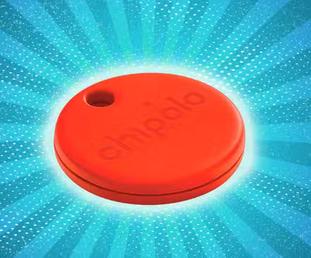 Ένας κόκκινος ιχνηλάτης Bluetooth Chipolo σε στυλιζαρισμένο μπλε φόντο