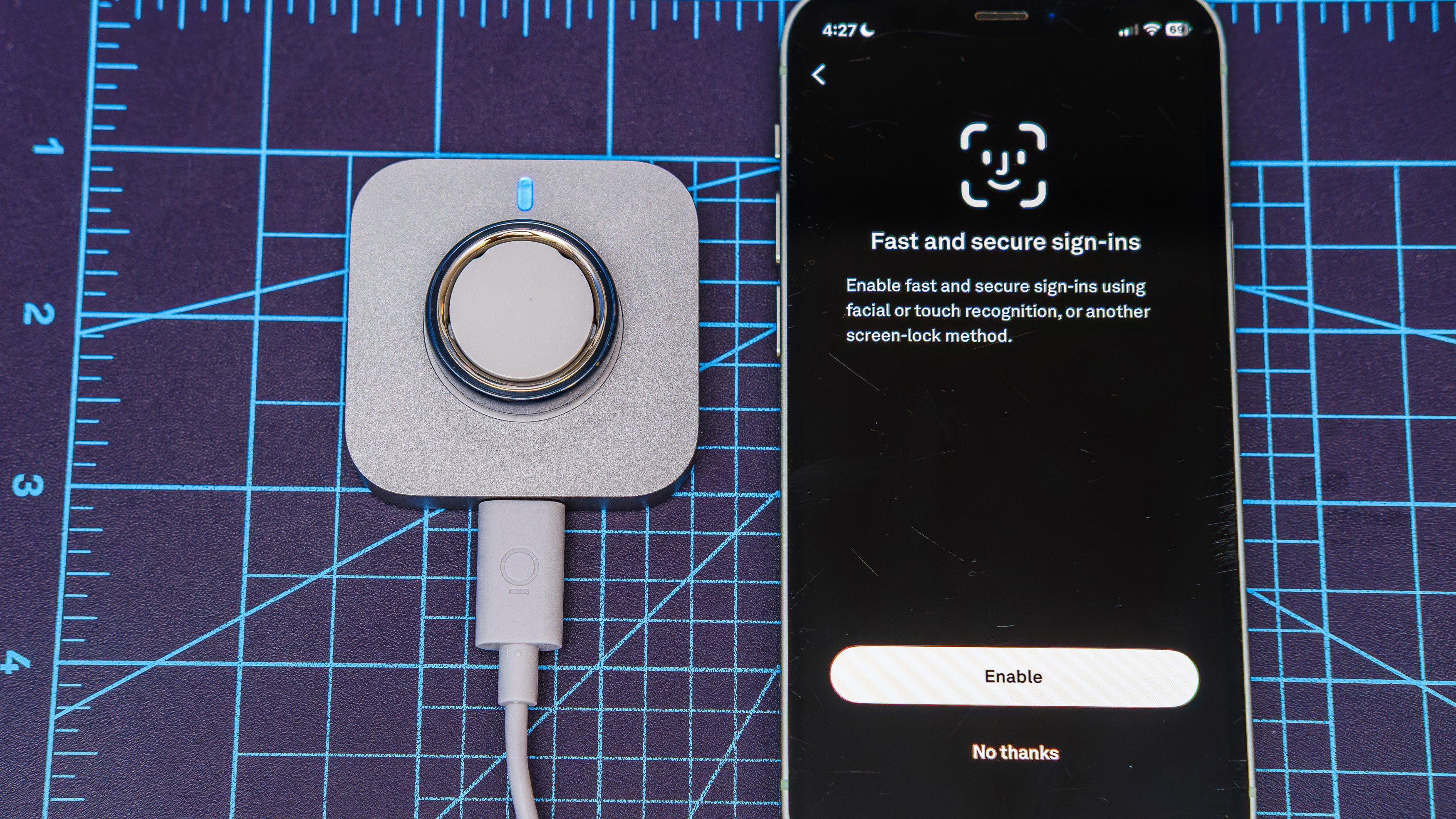 Oura Ring 4 Κεραμικό κοντινό πλάνο που δείχνει τη διαδικασία εγκατάστασης και σύζευξης χρησιμοποιώντας ένα iPhone