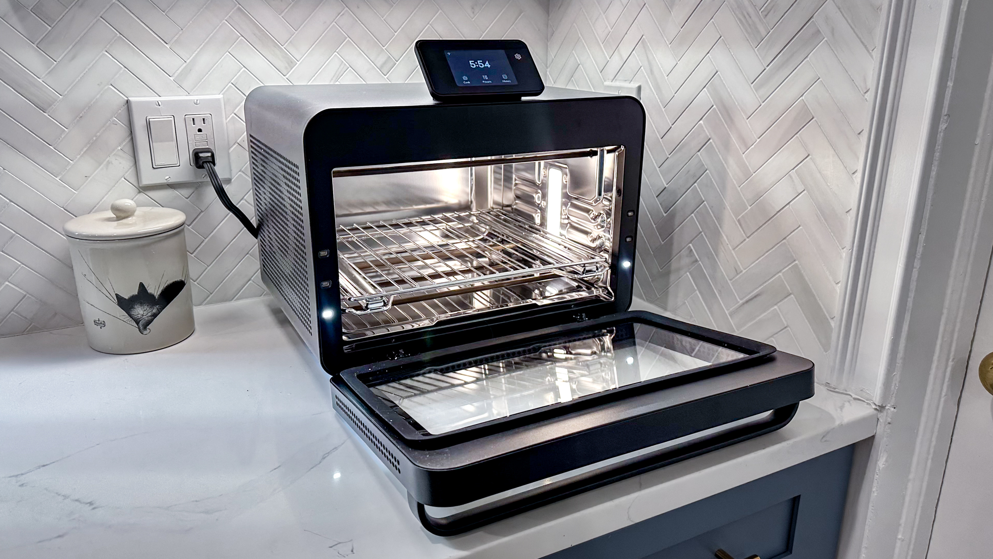 «Ανακαλύψτε τον ChefIQ MiniOven: Η Ανατρεπτική Κριτική του Τομ που Αλλάζει τα Πάντα στη Μαγειρική!» Μίνι Φούρνος CHEF iQ σε πάγκο κουζίνας