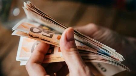 «Προλάβετε τις Χριστουγεννιάτικες Πληρωμές: Τι να περιμένετε από Συντάξεις, Επιδόματα και Δώρο!» Συναρπαστικές αυξήσεις στις συντάξεις: Τι σημαίνει η κατάργηση της προσωπικής διαφοράς για εσάς!