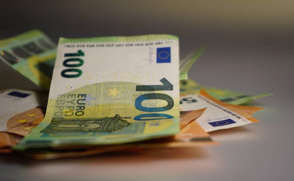 «Πότε και πώς θα λάβετε τα χρήματα που περιμένετε: Όλα όσα πρέπει να ξέρετε!» Υπολογισμός και καταβολή δώρου Χριστουγέννων 2025 στους εργαζόμενους