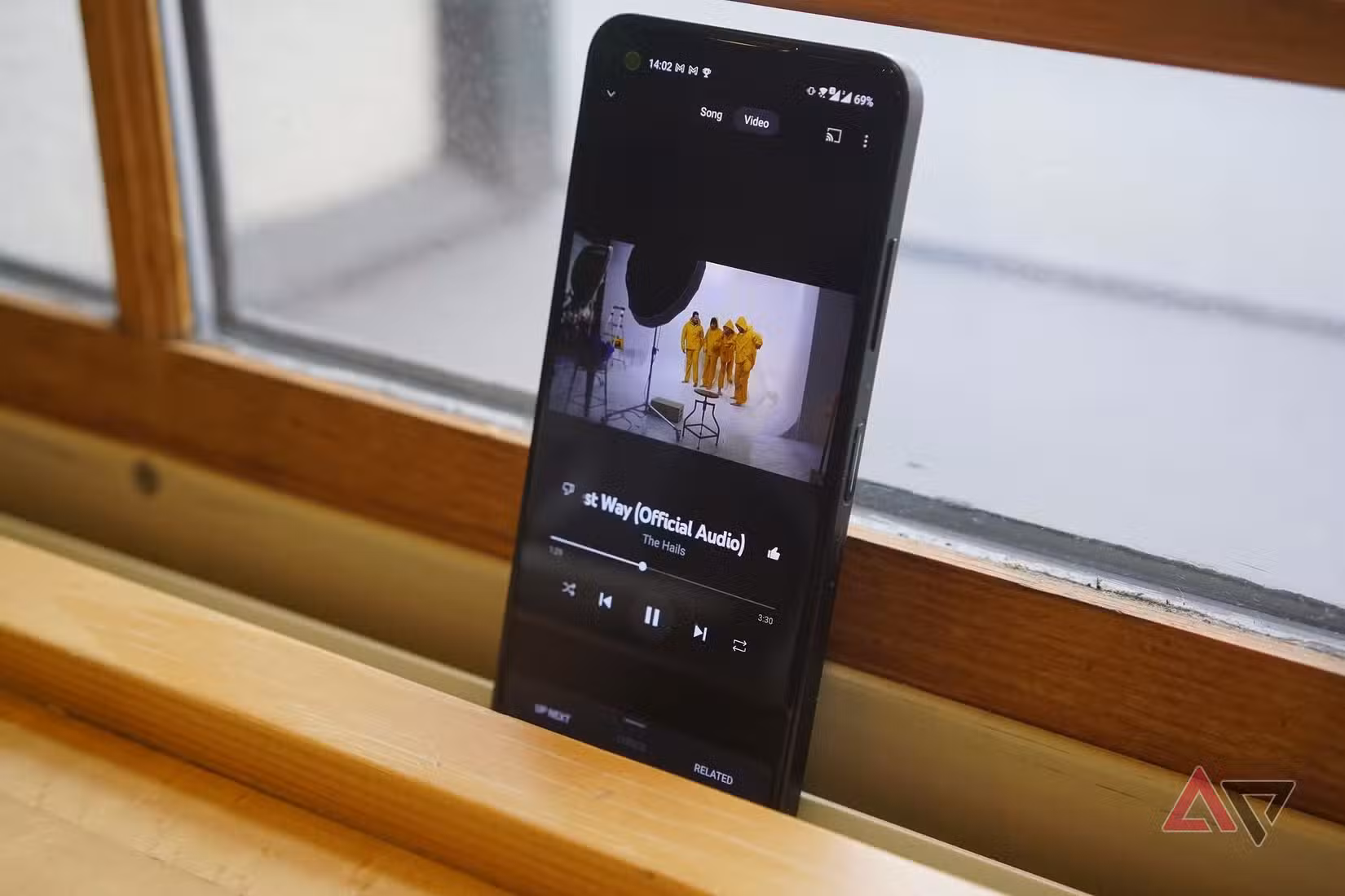 Προσπάθησα να αντικαταστήσω το Spotify με το YouTube Music (ξανά) και εξακολουθεί να λείπει ένα κρίσιμο πράγμα Η εφαρμογή YouTube Music τρέχει σε τηλέφωνο Android