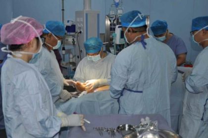 «Σοκαριστική Ιατρική Επίδοση: Γιατροί Μεταμοσχεύουν Αυτί Γυναίκας Στο Πόδι της - Η Απίστευτη Ιστορία Πίσω από την Επέμβαση!»