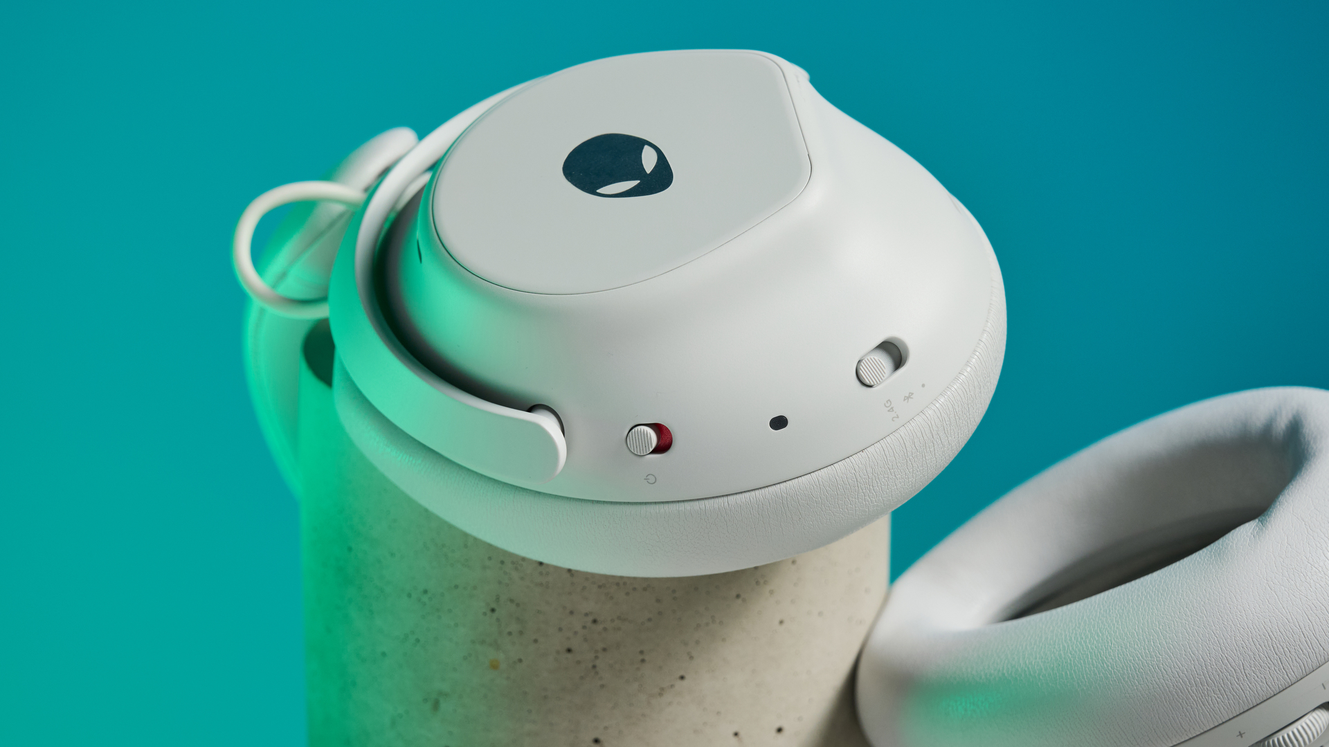 Ανακαλύψτε το Alienware Pro Wireless Gaming Headset: Το πιο Άνετο Αυτί για Gaming που Έχετε Δοκιμάσει Ποτέ! A lunar light white Alienware Pro Wireless Gaming Headset