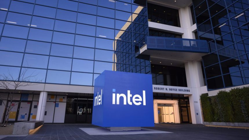 CES 2026: Η Intel προκαλεί την AMD με το χειροκίνητο τσιπ Panther Lake