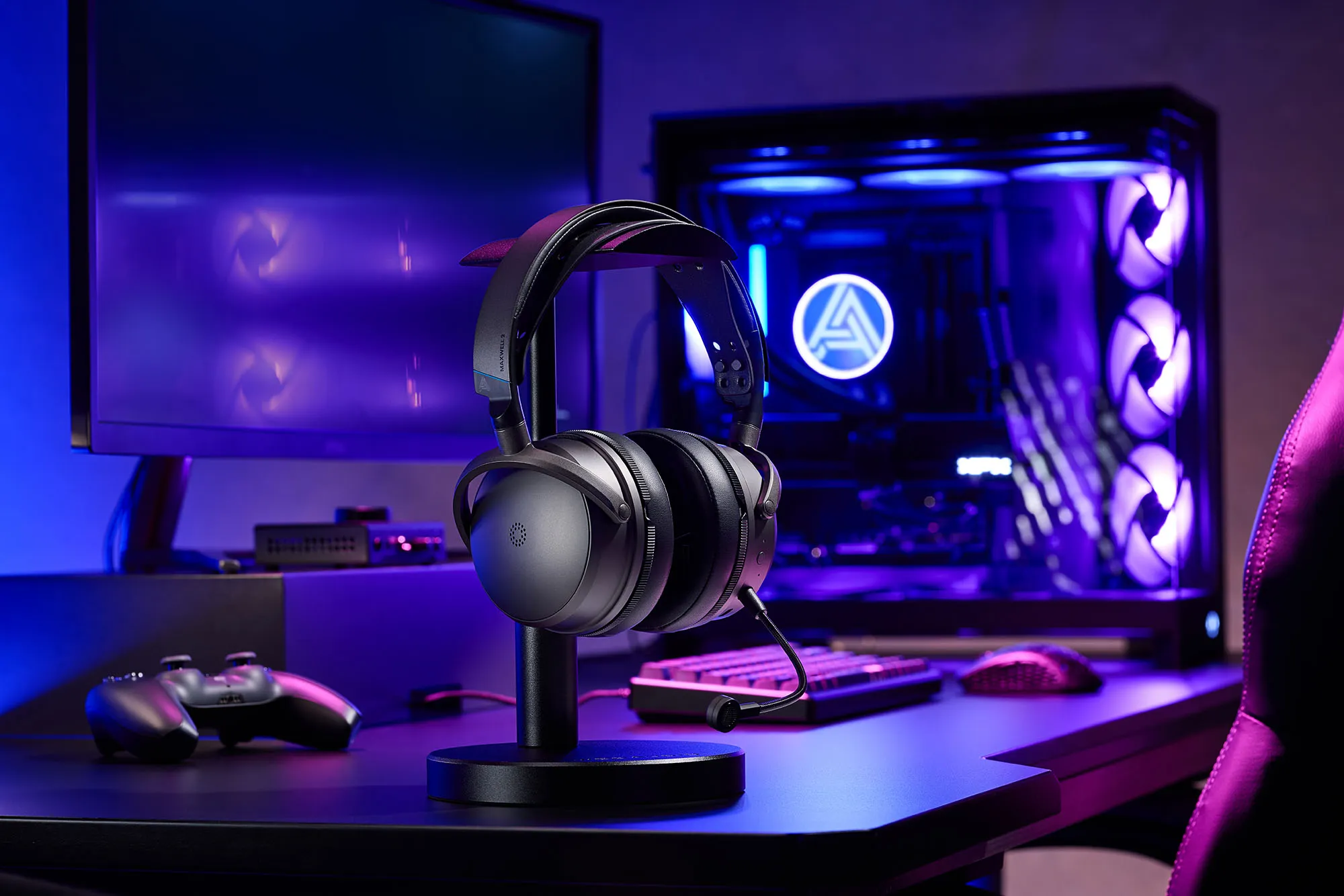 Ακουστικά Audeze Maxwell 2 σε βάση σε γραφείο παιχνιδιών με φωτισμό LED