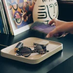 Το νέο Valet της Twelve South συνδυάζει τη φόρτιση Qi2 με έναν δερμάτινο δίσκο κοπής