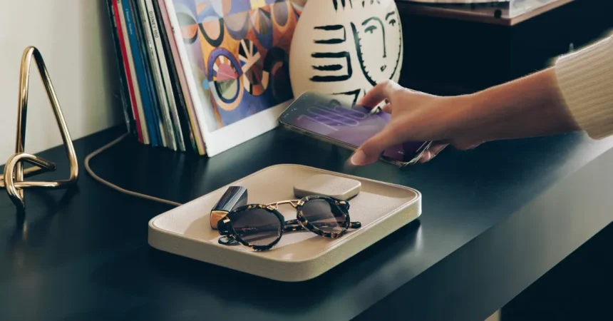 Το νέο Valet της Twelve South συνδυάζει τη φόρτιση Qi2 με έναν δερμάτινο δίσκο κοπής