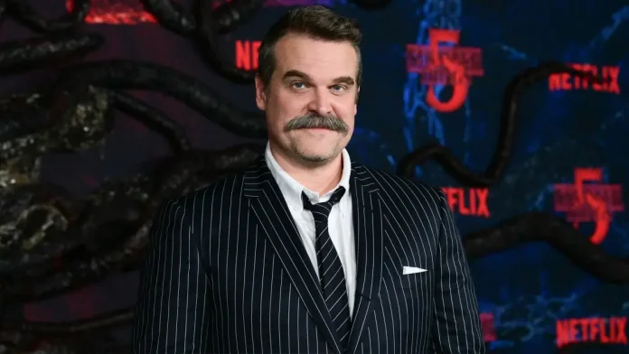 Ανατρεπτική απόφαση! Ο David Harbour αποχωρεί από νέα ταινία για να αναλάβει ένα σπάνιο διάλειμμα μετά από 10 χρόνια στον κόσμο του Stranger Things!