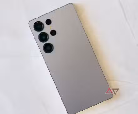 Οι προδιαγραφές της μπαταρίας S26+ που διέρρευσαν μας δίνουν déjà vu Μια ολόσωμη λήψη του Galaxy S25 ultra στραμμένη προς τα κάτω σε ένα γκρι φόντο.