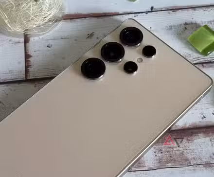 Οι προδιαγραφές της μπαταρίας S26+ που διέρρευσαν μας δίνουν déjà vu Samsung Galaxy S25 Ultra που περιβάλλεται από πράσινες χάντρες