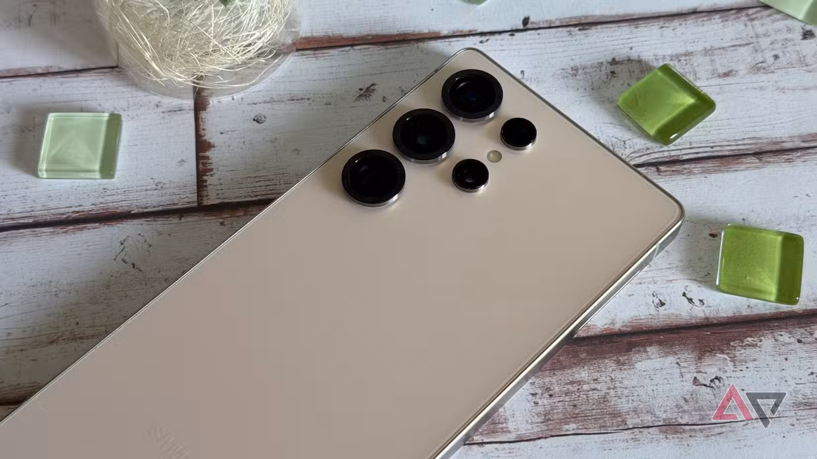 Χρησιμοποίησα το Samsung Galaxy S25 Ultra και το Galaxy Z Fold 7. να γιατί θα πληρώνατε περισσότερα Samsung Galaxy S25 Ultra που περιβάλλεται από πράσινες χάντρες