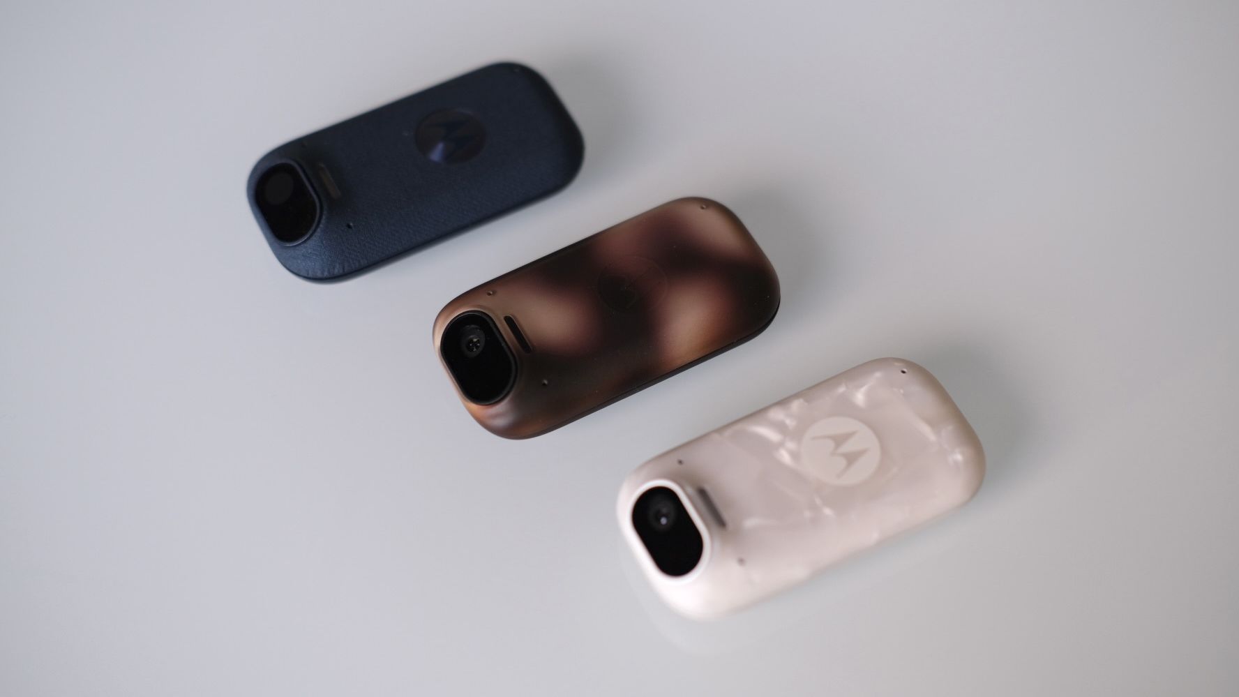 Συνοδευτική συσκευή Motorola AI σε διάφορα χρώματα