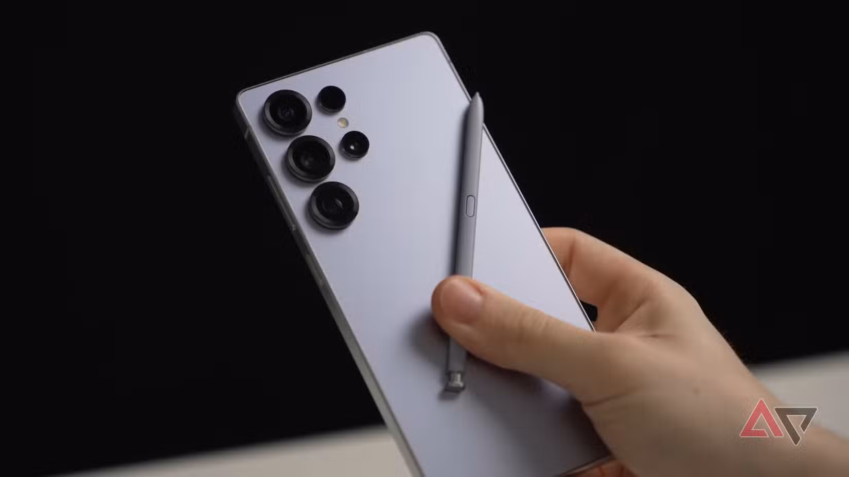 Galaxy S25 Ultra με S Pen στο χέρι