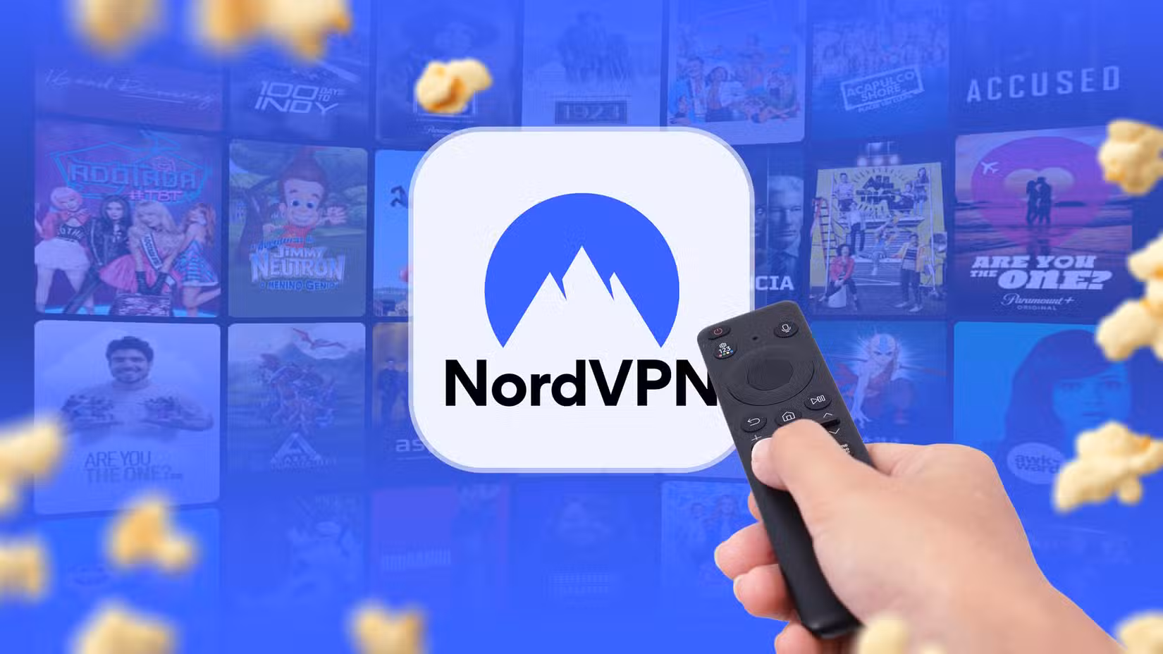Χέρι που κρατά ένα τηλεχειριστήριο τηλεόρασης στραμμένο στο λογότυπο NordVPN, με μικρογραφίες εκπομπής ροής στο φόντο και κομμάτια ποπ κορν να επιπλέουν στον αέρα.