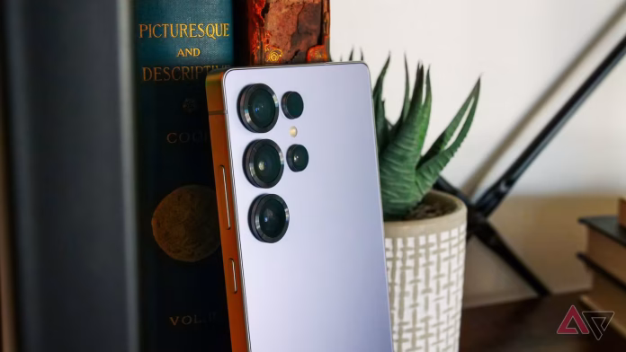 Το Samsung Galaxy S26 θα παραλείψει την τολμηρή πορτοκαλί εμφάνιση του iPhone 17 Pro