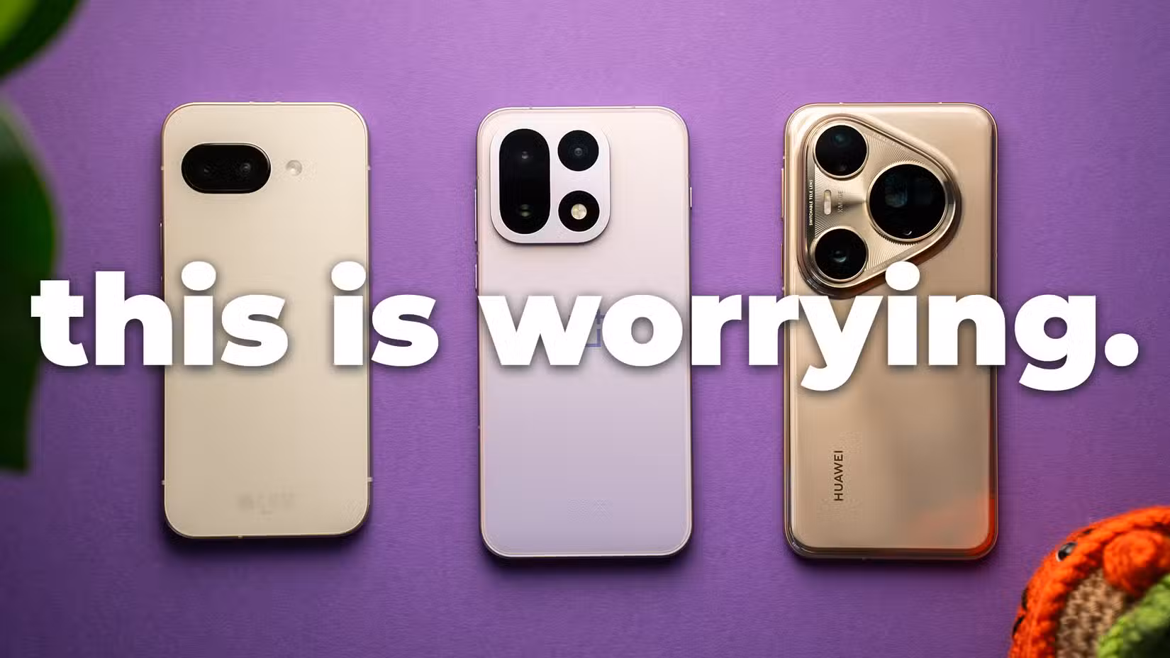 Τρία smartphone με ένα κείμενο που λέει "αυτό είναι ανησυχητικό"