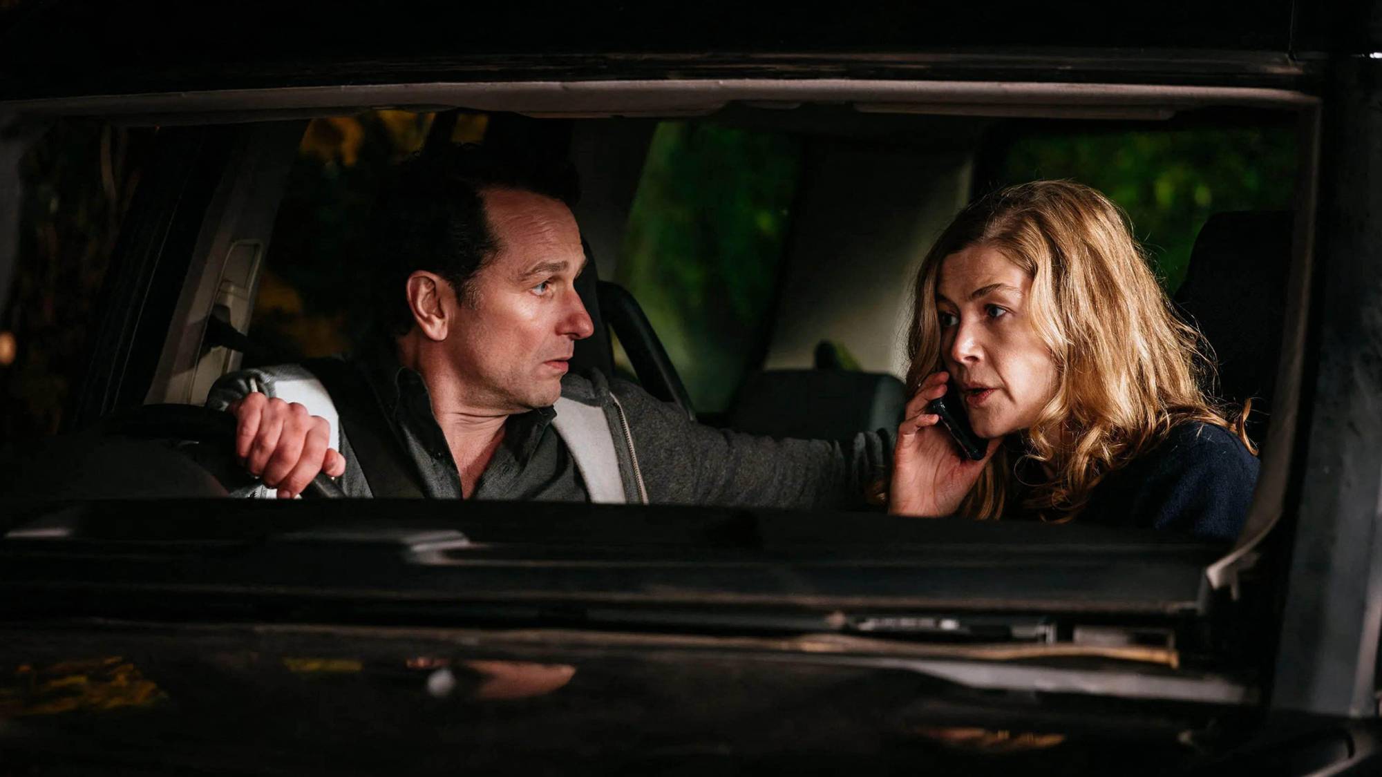 (LR) Matthew Rhys ως Frank και Rosamund Pike ως Maddie "Hallow Road"