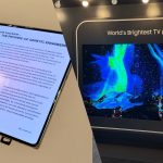 Μάθε το Μυστικό: Ανακαλύψαμε την Επαναστατική Οθόνη Χωρίς Τσάκιση για το iPhone Fold και την Φωτεινότερη Τηλεόραση OLED στον Κόσμο στην CES 2026!