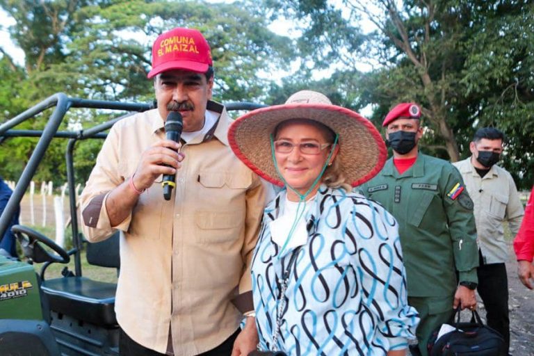 «Σίλια Φλόρες: Η Ηρωίδα Μαχήτρια της Βενεζουέλας που Αλλάζει τα Δεδομένα στη Διεθνή Σύγκρουση!»