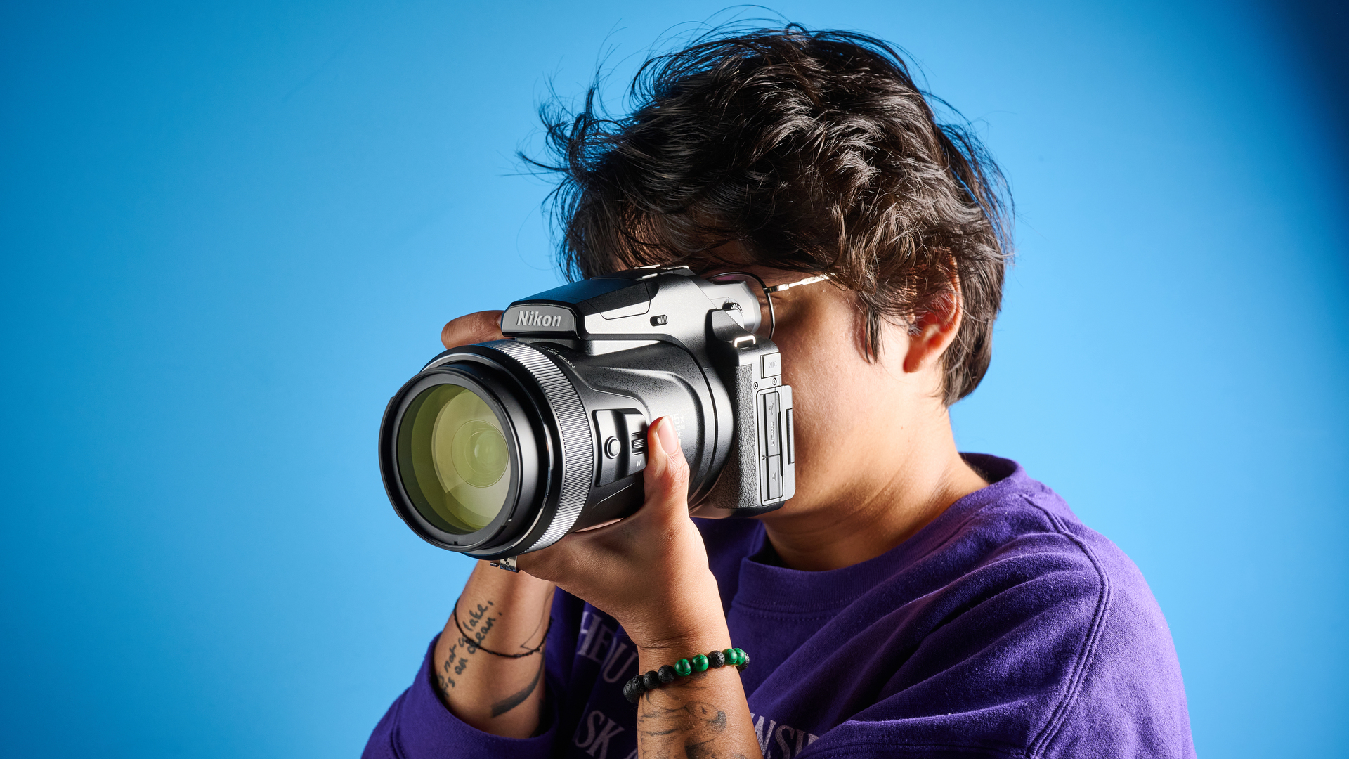 Μια μαύρη ψηφιακή φωτογραφική μηχανή Nikon Coolpix P1100