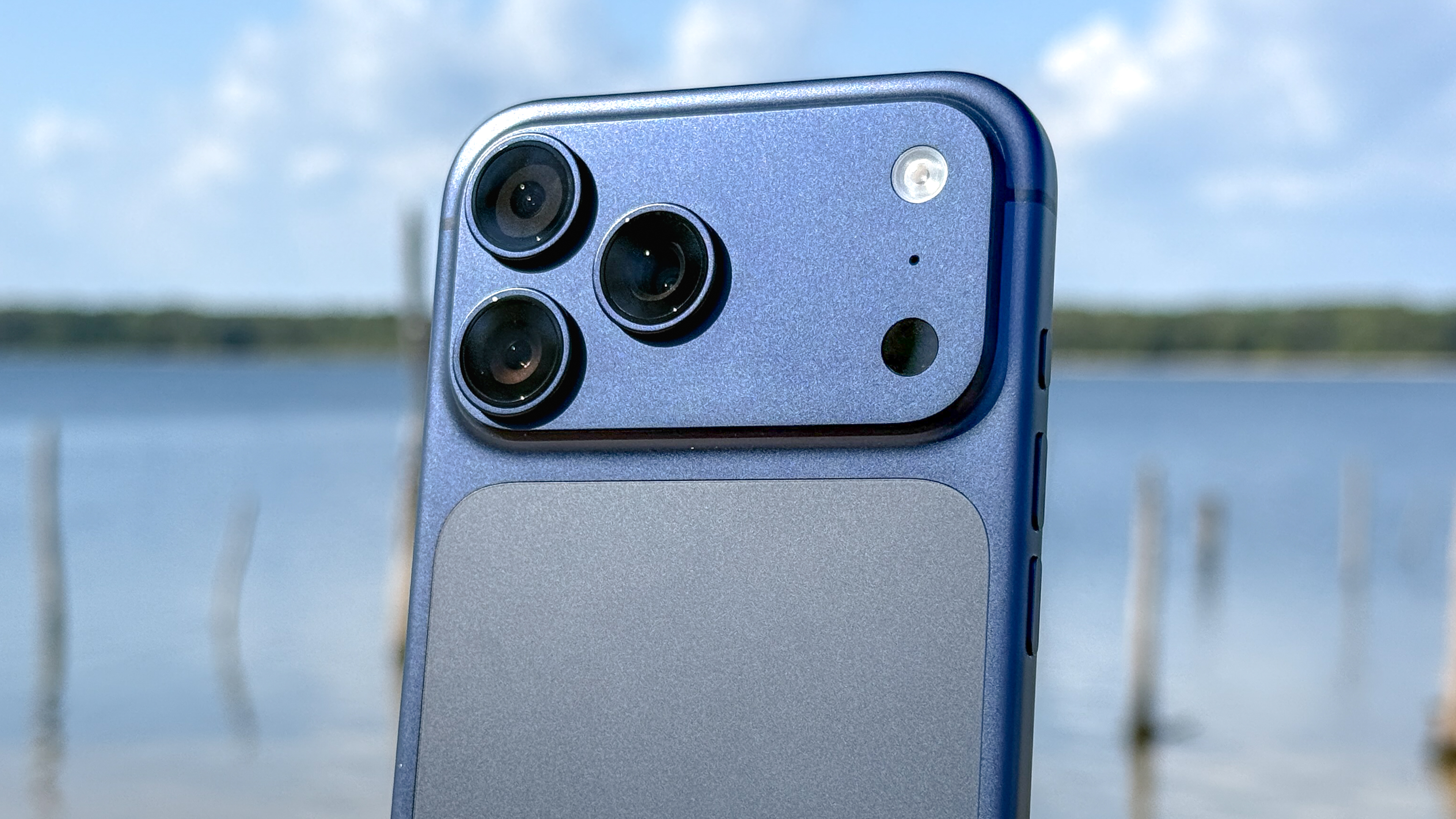 Το iPhone 17 Pro Max εμφανίζεται στο χέρι