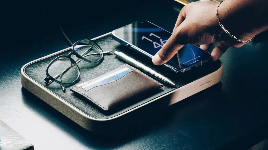 Το νέο Valet της Twelve South συνδυάζει τη φόρτιση Qi2 με έναν δερμάτινο δίσκο κοπής