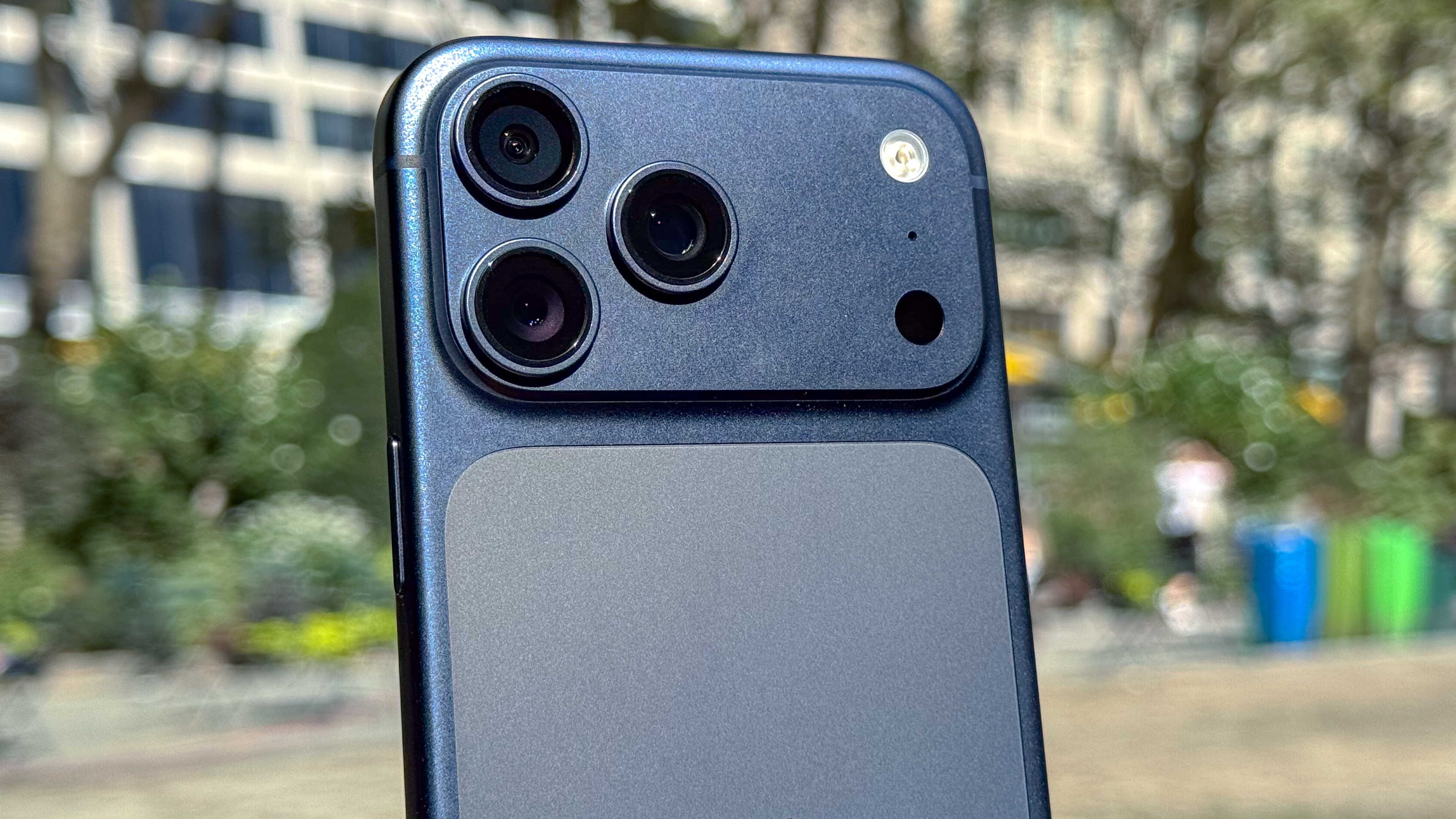 Το iPhone 17 Pro Max εμφανίζεται στο χέρι