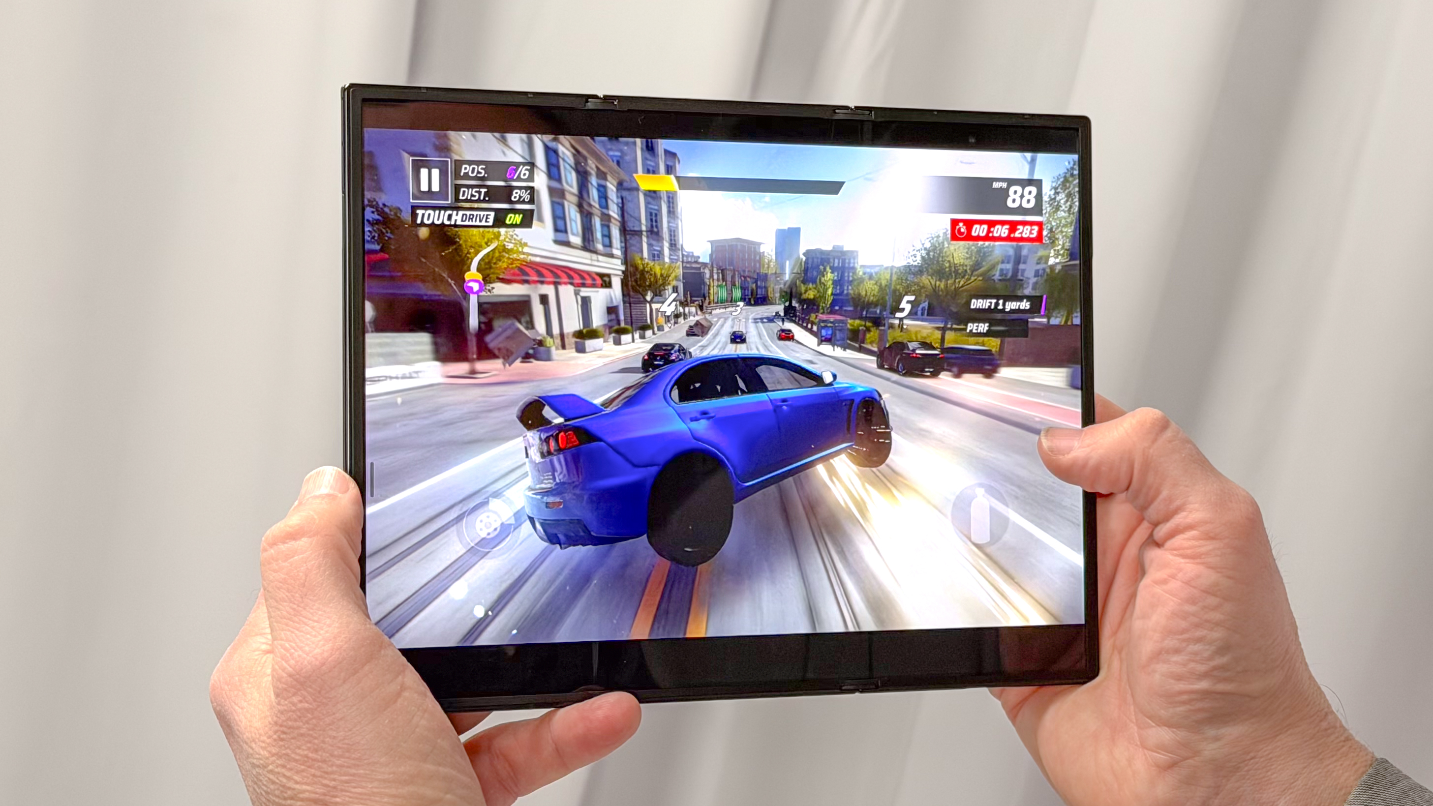 Το Galaxy Z TriFold φαίνεται στο χέρι