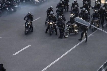 «Ιράν: Μακελειό στους δρόμους! Ένας νεκρός στις συγκρούσεις διαδηλωτών με την αστυνομία - Οι τελευταίες εξελίξεις!»