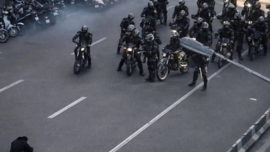 «Ιράν: Μακελειό στους δρόμους! Ένας νεκρός στις συγκρούσεις διαδηλωτών με την αστυνομία - Οι τελευταίες εξελίξεις!»