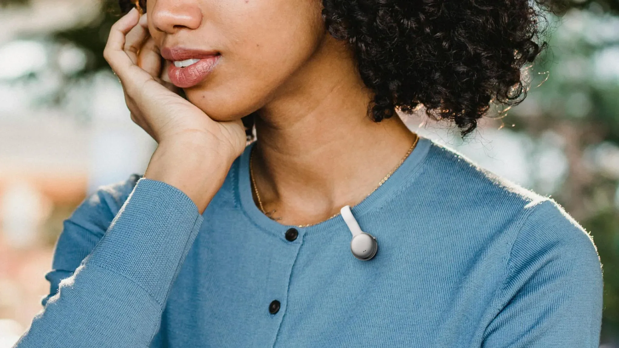 Μια γυναίκα που φορά την καρφίτσα SwitchBot AI MindClip.