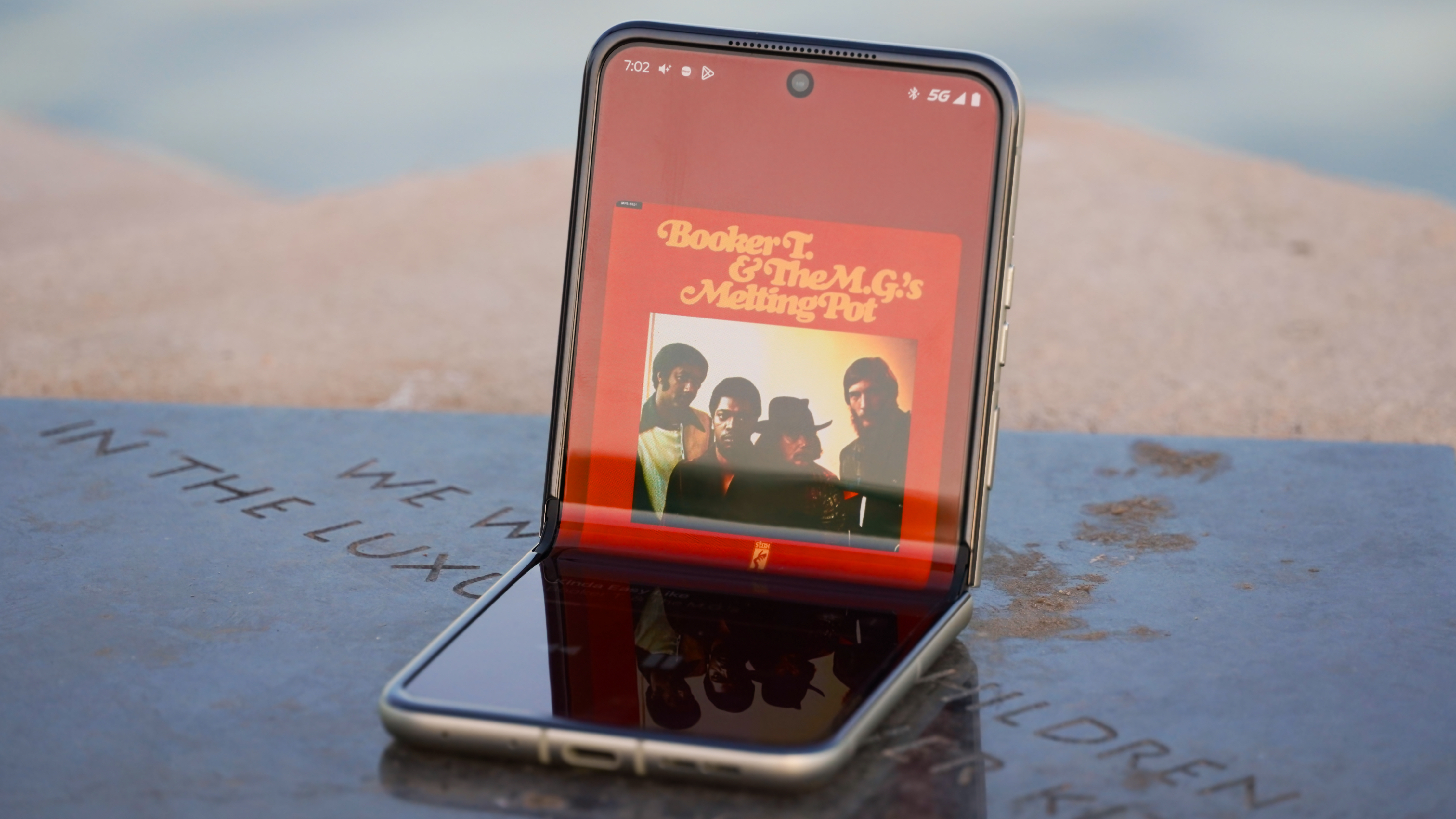 Το Motorola Razr 2025 μισάνοιξε με την αναπαραγωγή της Apple Music.