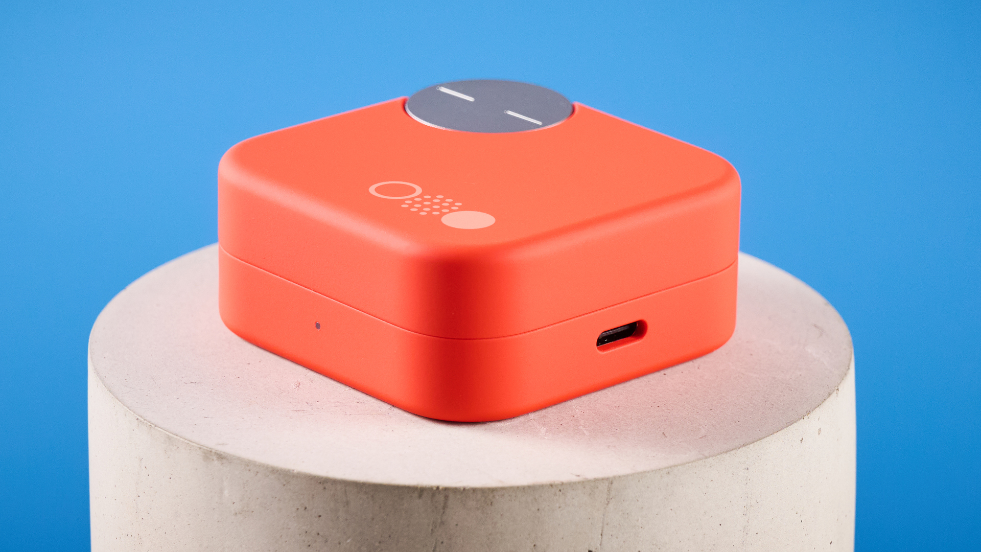 το τίποτα cmf buds pro 2 cmf από το τίποτα buds pro 2 σε έντονο πορτοκαλί που εμφανίζεται στη θήκη φόρτισης έξυπνου επιλογέα σε φόντο μπλε οδηγό Tom's