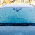 Ανακαλύψτε το ΜΟΝΑΔΙΚΟ τρικ με αντικείμενο κουζίνας που θα σας επιτρέψει να ξεπαγώσετε το παρμπρίζ του αυτοκινήτου σας σε ΚΑΝΑ ΔΕΥΤΕΡΟΛΕΠΤΑ! Δείτε το ΜΥΣΤΙΚΟ!