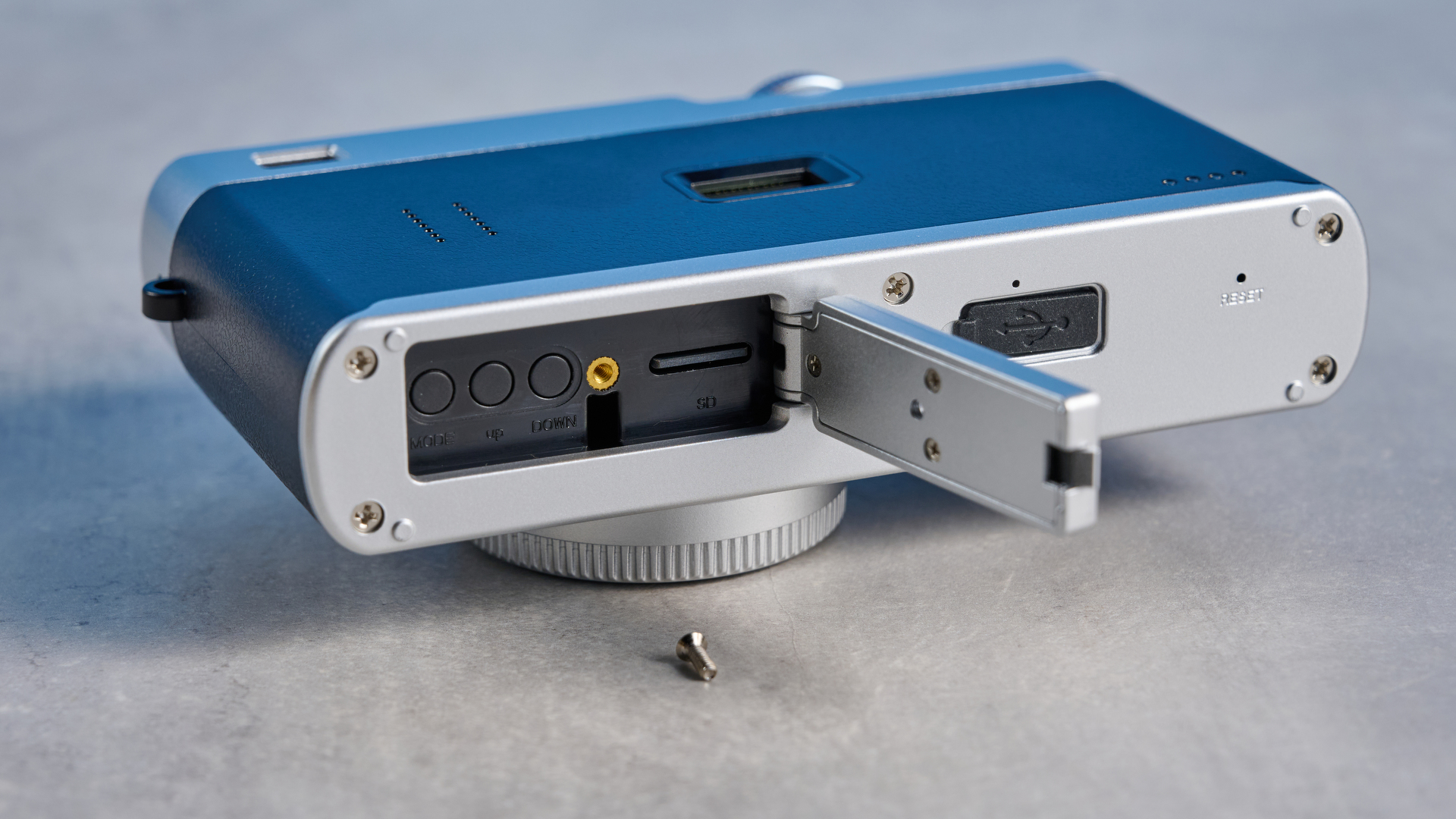 Camp Snap CS-Pro in black and silver photographed on a blue background