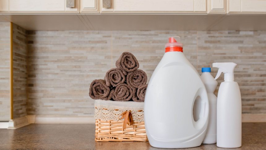 Ανακαλύψτε τα 5 Σοβαρότερα Λάθη που Κάνετε με τη Χλωρίνη στο Μπάνιο – Το Pro Cleaner Ξέρει!